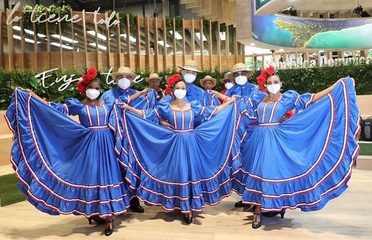 Foto 3: Grupo de baile de la República Dominicana en el stand.